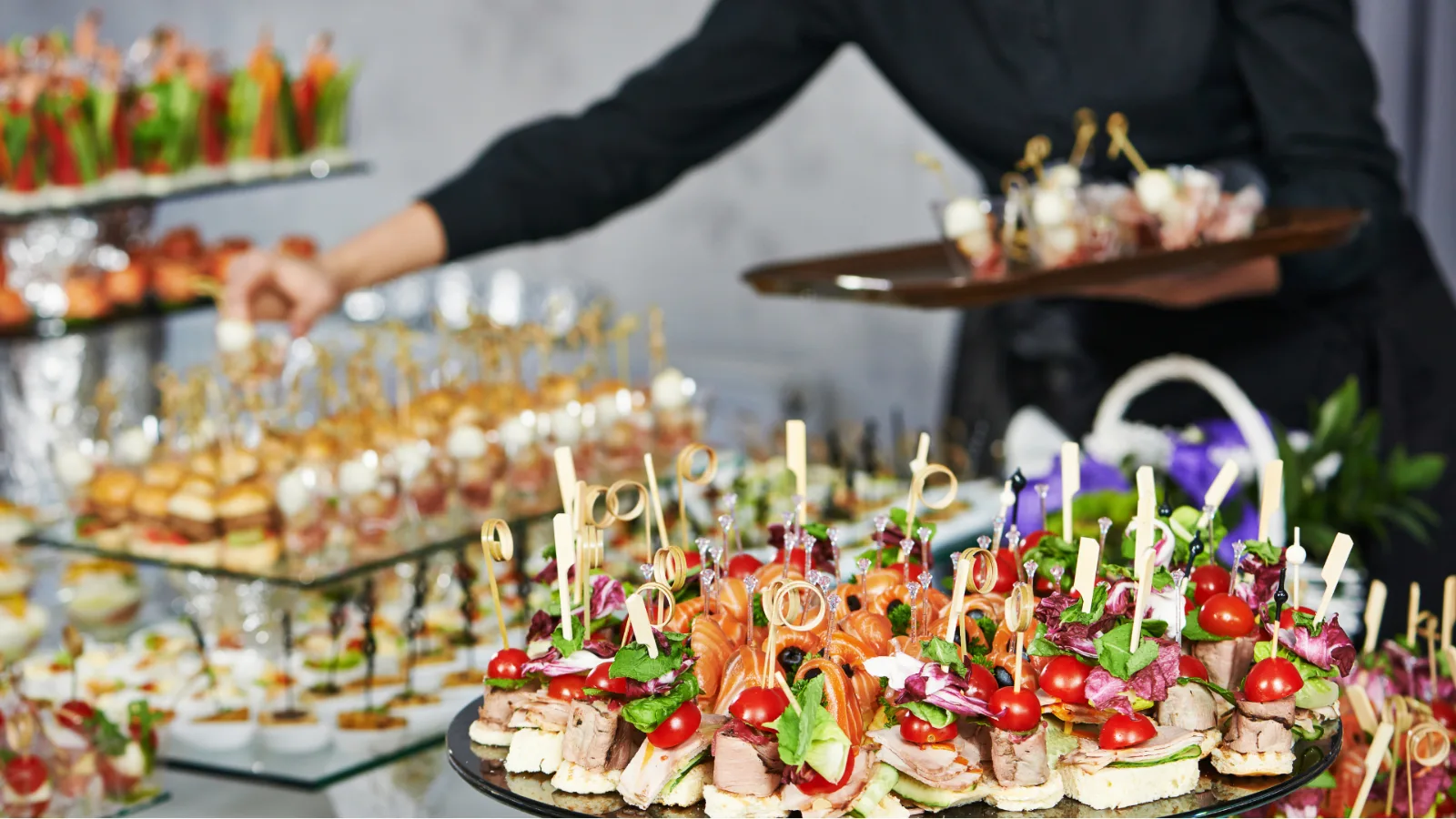 Buffet froid dressé pour une réception en Béarn